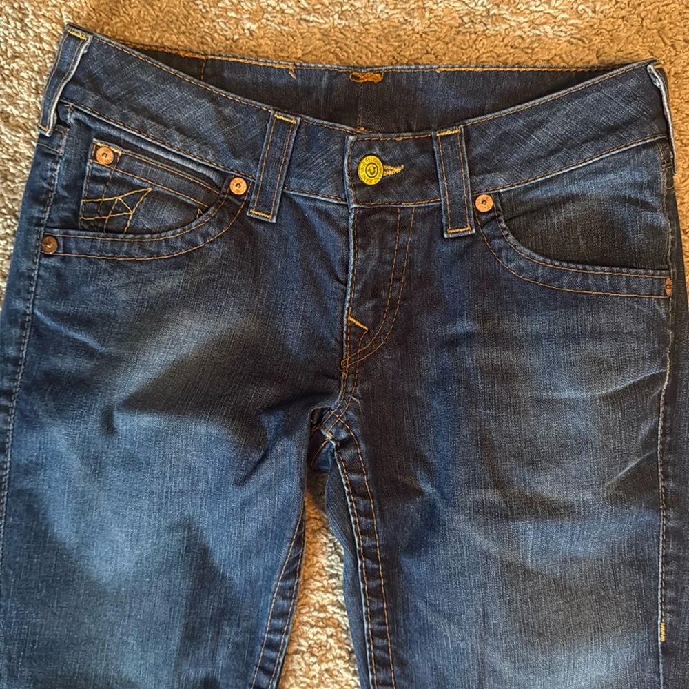 Jeans with detailed stitching